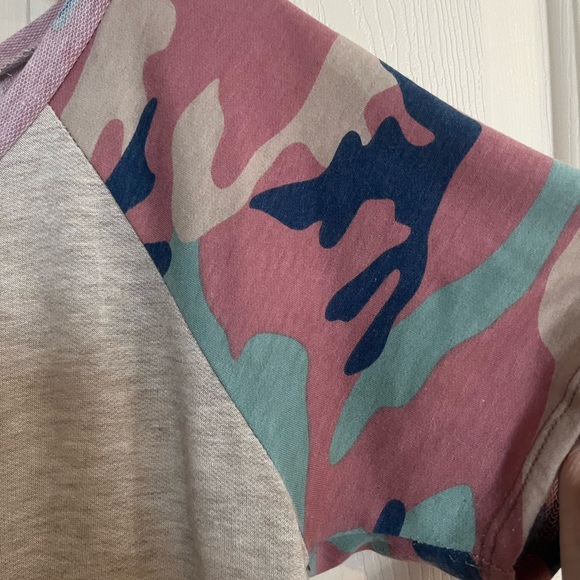 Flowy Women’s Top - Picture 3 of 5